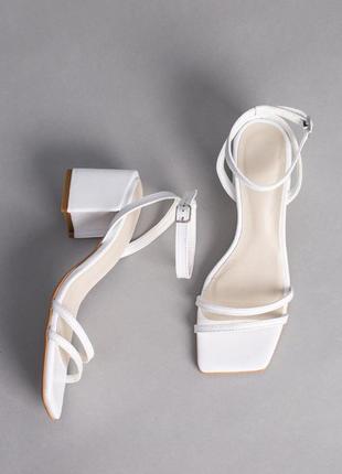 Босоножки женские кожаные белые на устойчивом каблуке