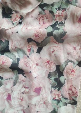 Сукня красива в ніжні трояндочки