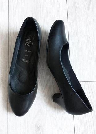 Easy street жіночі шкіряні туфлі чорні німеччина 38,5