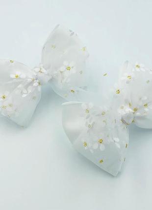 Бантики для дівчинки білі фатинові з квіточками святкові бантики бантики для волосся