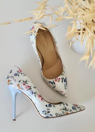 Літні туфлі на шпильці білі туфлі у квітковий принт човники на високих підборах шкіряні туфлі лакові