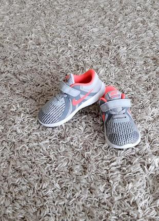Легенькі кросівки nike 25 розміру.