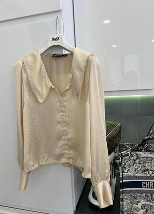 Бежевая атласная шелковая блузка рубашка с модным воротничком стиль zimmermann