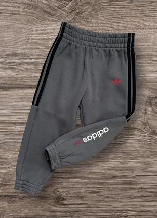 Оригінальні спортивні штани adidas на хлопчика