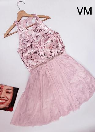 Женское праздничное платье миди розового цвета с декольте которое покрыто блестками от бренда vera mont