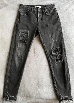 Мужские рваные джинсы.