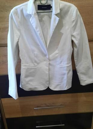 Очень красивого качества пиджак vero moda. цвет ярко белый, без дефектов.