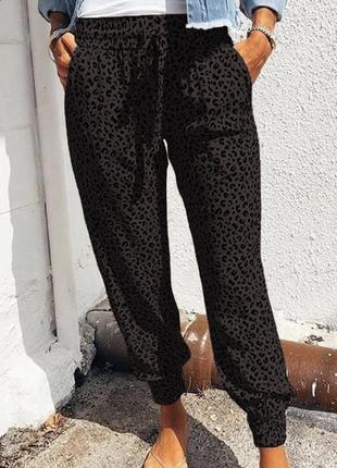 Стильные эффектные брюки джоггеры с леопардовым тиснением