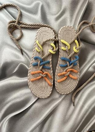 Яркие плетеные босоножки на завязках р 39