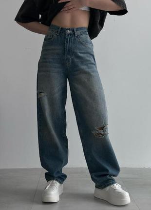 Рваные джинсы стильной модели.