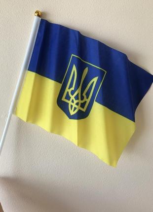 Маленький флаг украины с трезубом на палочке