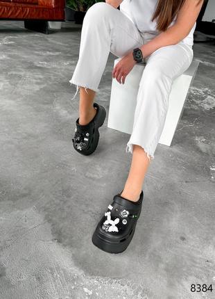 Черные резиновые пенные сабо кроксы с джибитсами со съемным декором на высокой толстой под...