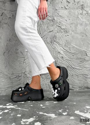 Черные резиновые пенные сабо кроксы с джибитсами со съемным декором на высокой толстой под...