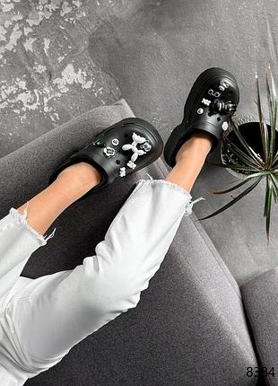 Черные резиновые пенные сабо кроксы с джибитсами со съемным декором на высокой толстой под...