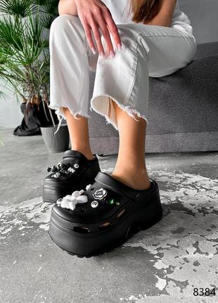 Черные резиновые пенные сабо кроксы с джибитсами со съемным декором на высокой толстой под...