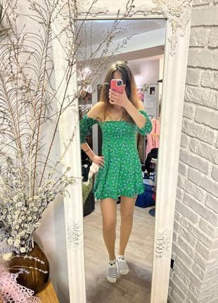 Крутое зеленое мини платье