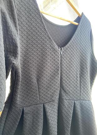 Черное сдержанное платье