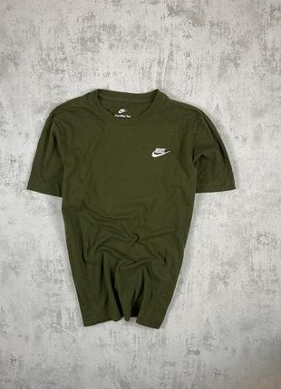 Nike: хакі футболка з білим вишитим значком