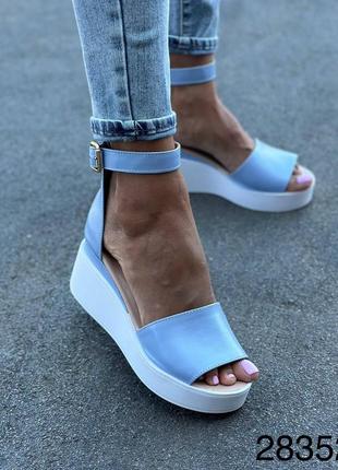 Босоножки кожаные на низкой платформе, голубые