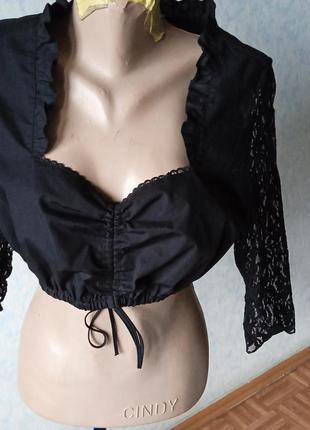 Блуза женская, кроп - топ черного цвета с кружевными рукавами.