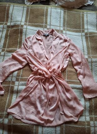 Рожева сатинова сукня missguided