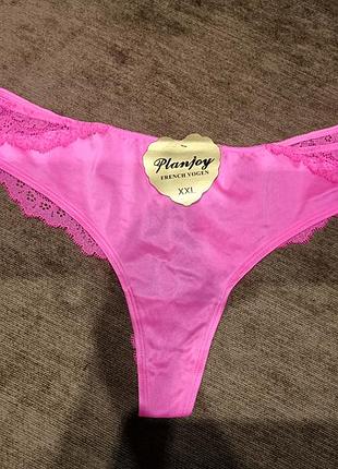 Малиновые яркие трусики бразилианы
