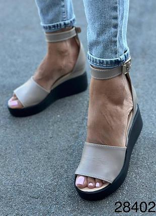 Босоножки кожаные на низкой платформе, бежевые