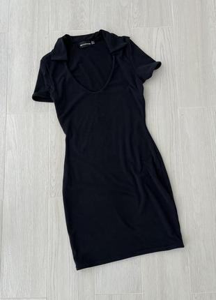 Чорна сукня-міні по фігурі з комірцем поло plt