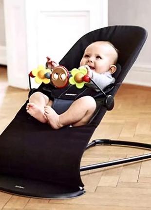 Крісло гойдалка для новонароджених шезлонг для дітей з іграшкою з яскравими фігурами чорне