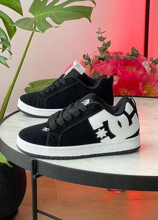 Трендові жіночі та чоловічі кросівки dc shoes court graffik black white чорно-білі