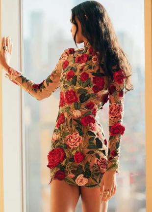 Изысканное коктейльное вечернее платье с вышитыми цветами сетка