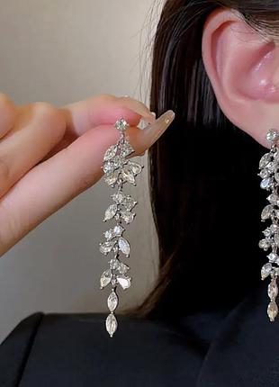 Елегантні сережки з блискучими кристалами
