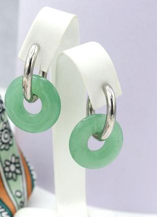 Серьги-колечки с натуральным зеленым авантюрином из ювелирной стали.