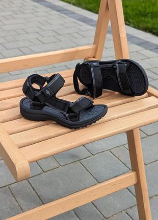 Стильні босоніжки-трекери для хлопчиків.