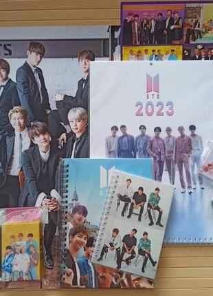 Набір bts постер + стікерпак + блокнот + скетчбук + календар настінний + ломо карти + значок + брелок 3568