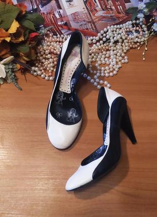 Неймовірно красиві чорні білі туфлі лодочки кожані туфлі човники каблук шкіра fornarina італія 39