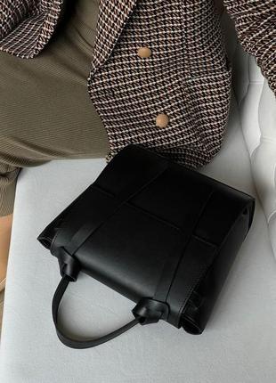 Бомбезная стильная вместительная черная сумка с длинным ремешком в наличии