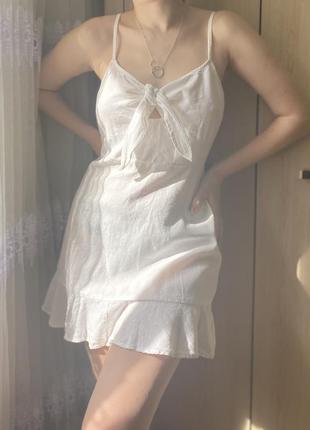 Белое короткое льняное платье с завязкой на груди, мини платье