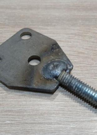 Кріплення кронштейна м8 для металевого підлокітника комп'ютерного крісла.