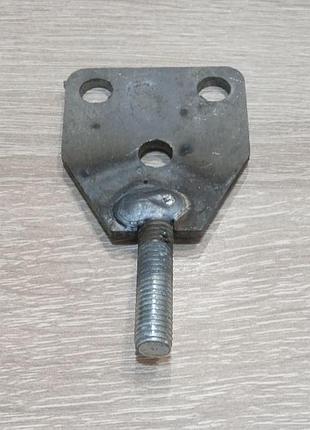 Кріплення кронштейна м8 для металевого підлокітника комп'ютерного крісла.