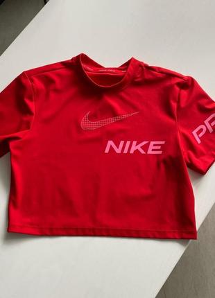 Ну дуже крута укорочена футболка топ від nike pro💔 оригінал !  насичений червоний колір з рожевим лого😍