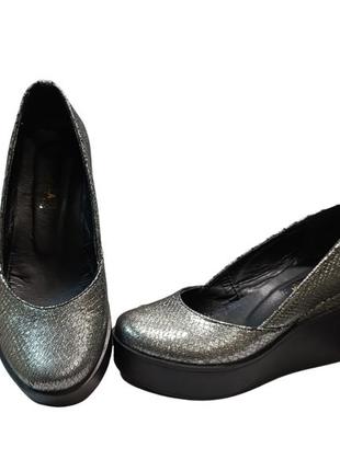 Жіночі туфлі шкіряні срібні marsella 36 на чорній платформі