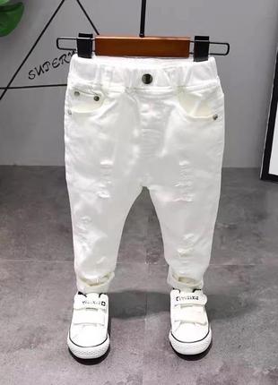 Стильные белые джинсы