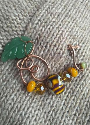 Мідна брошка з жовтими намистинами lampwork. брошка для в'язаного одягу