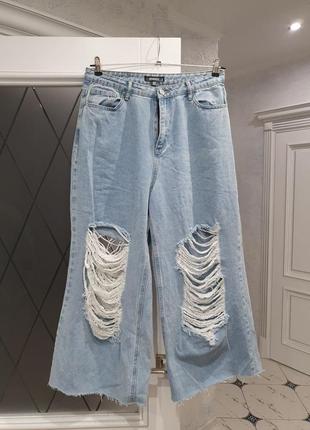 Стильные рваные джинсы широкие
