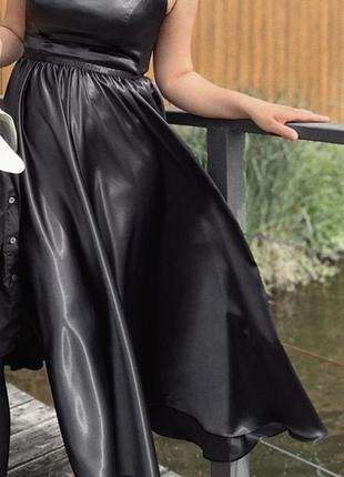Розкішна чорна атласна сукня міді