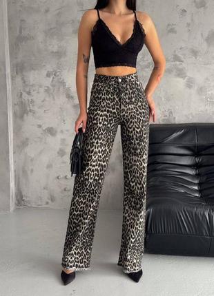 Трендовые джинсы трубы леопардовые