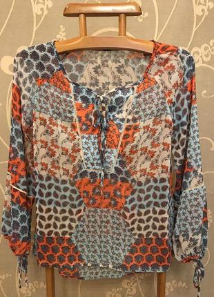 Дуже красива та стильна блузка у візерунках і кольорах.