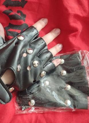 Неформальные готические эмо панк рокерские перчатки митенки с заклепками из эко кожи
