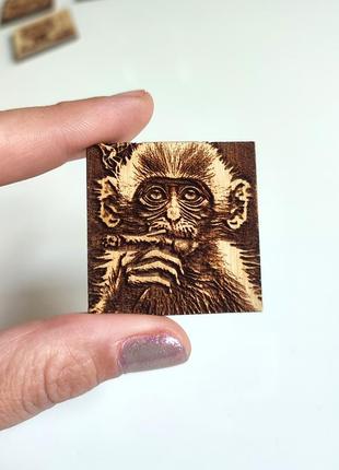 Магнит деревянный обезьяна курит сигару handmade 👉 4x4см